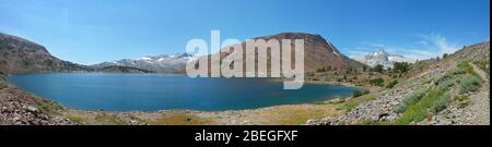 Vista soleggiata del lago Saddlebag a Inyo, California Foto Stock