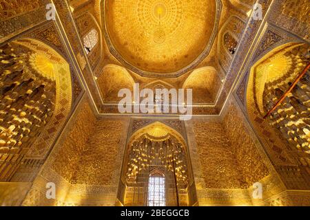 Interno dorato del Mausoleo Gur-Emir, Samarkand, Uzbekistan Foto Stock