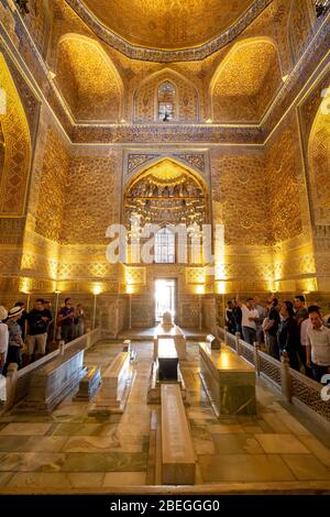 Interno dorato del Mausoleo Gur-Emir, Samarkand, Uzbekistan Foto Stock