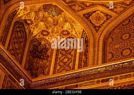 La Madrasah Tilla-Qori, Registan, Samarkand, Uzbekistan Foto Stock