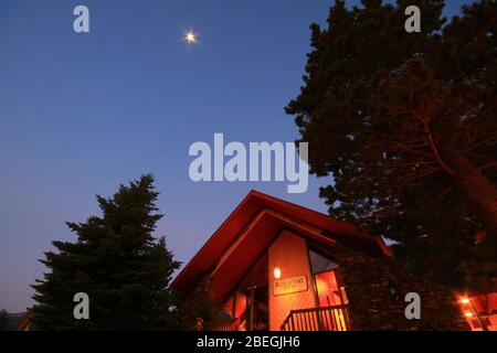 California, 12 AGOSTO 2009 - Vista all'alba del Rodeway Inn Foto Stock