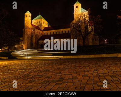 San Michele a Hildesheim di notte Foto Stock