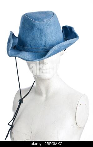 Gesso con cappello blu cowgirl isolato su sfondo bianco Foto Stock