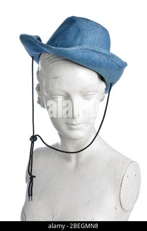 Gesso con cappello blu cowgirl isolato su sfondo bianco Foto Stock