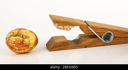 Stativo per uova in porcellana bianca con tre uova di Pasqua isolate su fondo nero Foto Stock