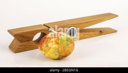 Stativo per uova in porcellana bianca con tre uova di Pasqua isolate su fondo nero Foto Stock