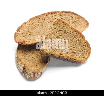 Tre fette di pane scuro isolate su sfondo bianco Foto Stock