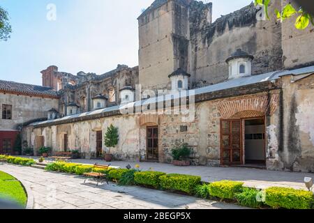 Vista dell'architettura interna ed esterna della sezione convento dell'Iglesia y Convento de la Compañía de Jesús, Antigua, Guatemala Foto Stock