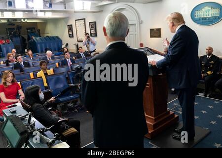 Il presidente degli Stati Uniti Donald Trump, risponde a una domanda dei giornalisti durante il quotidiano COVID-19, briefing di coronavirus nella Sala di Briefing della Stampa della Casa Bianca 10 aprile 2020 a Washington, DC. Foto Stock