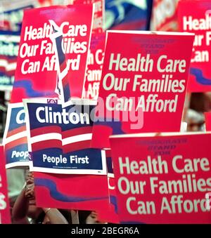 New York, NY, USA, 14 luglio 1992 Supporters with signs at the 1992 Democratic National Nominating Convention in Madison Square Garden, a Manhattan, New York. Dove William Clinton e Albert Gore Jr sono stati selezionati presso i candidati democratici presidenziali e vice presidenziali Foto Stock