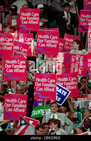 New York, NY, USA, 14 luglio 1992 Supporters with signs at the 1992 Democratic National Nominating Convention in Madison Square Garden, a Manhattan, New York. Dove William Clinton e Albert Gore Jr sono stati selezionati presso i candidati democratici presidenziali e vice presidenziali Foto Stock