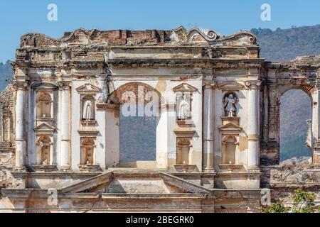 Vista della parte superiore di Iglesia y Convento de la Compañía de Jesús (Chiesa e convento della Compagnia di Gesù) ad Antigua, Guatemala Foto Stock