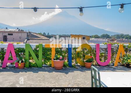 Il nome di Antigua su lettere colorate sul giardino sul tetto di un hotel in Antigua, Guatemala Foto Stock