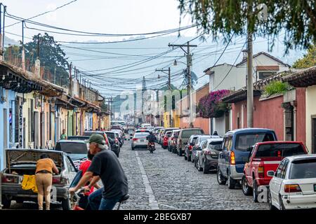 Tipica scena stradale ad Antigua, Guatemala Foto Stock