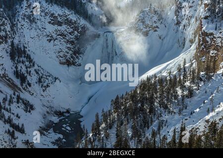 Cascate inferiori della Yellowstone durante l'inverno Foto Stock