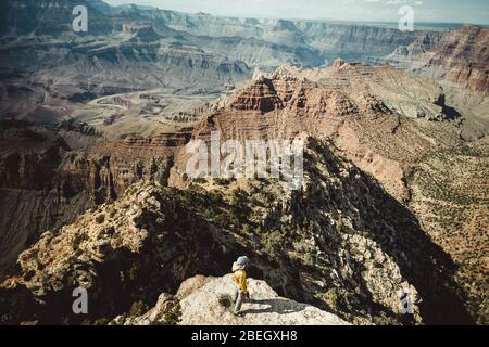 l'uomo osserva il grande canyon dal punto di vista di hopi Foto Stock