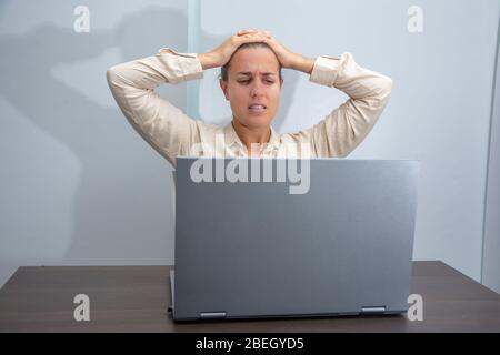 Bruciato lavoratore amministrativo femminile in ufficio Foto Stock