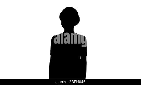 Silhouette giovane donna in giallo hardHat e in maschera medica wal Foto Stock