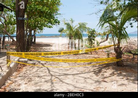 Ingresso a Tamarindo Beach bloccato con nastro di polizia durante Covid-19 Foto Stock