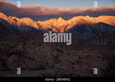 Alba dalle colline dell'Alabama del Monte Whitney e delle Sierra Mountains Foto Stock