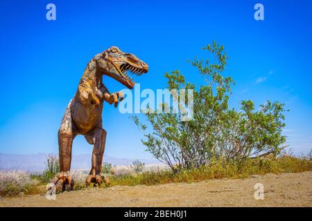 California, USA, Marzo 2019, scultura in metallo T. rex dell'artista Ricardo Breceda nel Parco Statale del deserto di Anza-Borrego Foto Stock