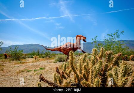 California, USA, Marzo 2019, scultura in metallo T. rex dell'artista Ricardo Breceda nel Parco Statale del deserto di Anza-Borrego Foto Stock