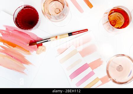 RosÃ© con colori ad acqua e pennello su tavola bianca Foto Stock