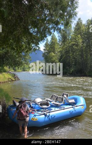 Rafting sul fiume Atnarko nella Bella Coola Valley nella Columbia Britannica, Canada Foto Stock