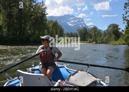 Rafting sul fiume Atnarko nella Bella Coola Valley nella Columbia Britannica, Canada Foto Stock