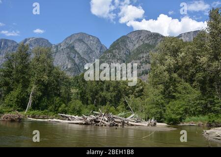 Rafting sul fiume Atnarko nella Bella Coola Valley nella Columbia Britannica, Canada Foto Stock