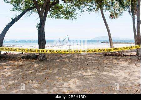 Nastro di polizia che limita l'accesso alle spiagge chiuse in Costa Rica durante Covid-19 Foto Stock