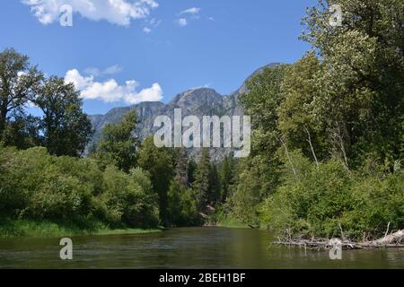 Rafting sul fiume Atnarko nella Bella Coola Valley nella Columbia Britannica, Canada Foto Stock