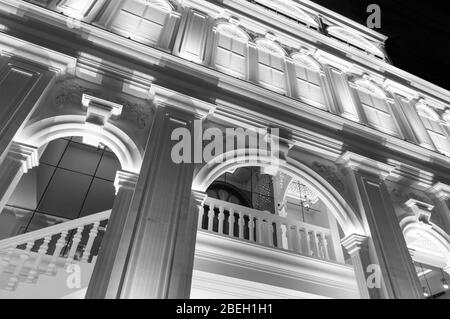 Vista principale della banca Kasikorn nuovo edificio di Phuket, con un grande lampadario di mostrare che il nobile e la grandezza di design. L'illuminazione era mostrare ad ogni grano Foto Stock