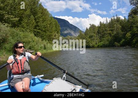 Rafting sul fiume Atnarko nella Bella Coola Valley nella Columbia Britannica, Canada Foto Stock