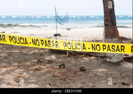 Rete di pallavolo abbandonata e spiaggia a causa della chiusura della spiaggia durante Covid-19 Foto Stock