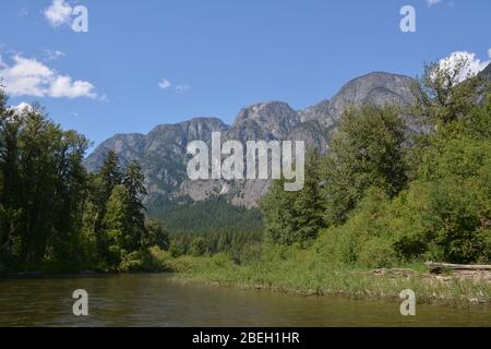 Rafting sul fiume Atnarko nella Bella Coola Valley nella Columbia Britannica, Canada Foto Stock