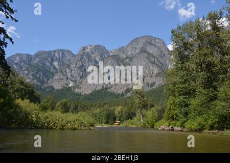 Rafting sul fiume Atnarko nella Bella Coola Valley nella Columbia Britannica, Canada Foto Stock