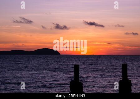 Rawai bridge prima dell'alba. Rawai Molo era un luogo famoso per i suoi piatti a base di pesce e anche questo ponte. Il mattino, molte persone joging e pesca. Questo Foto Stock