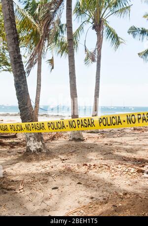 Spiaggia chiusa in Costa Rica bloccato con nastro di polizia durante Covid-19 Foto Stock