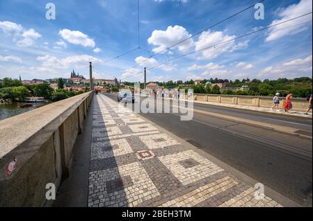 PRAGA - 20 LUGLIO 2019: Vista sul Ponte Carlo con il Castello di Praga sullo sfondo in una giornata di sole Foto Stock