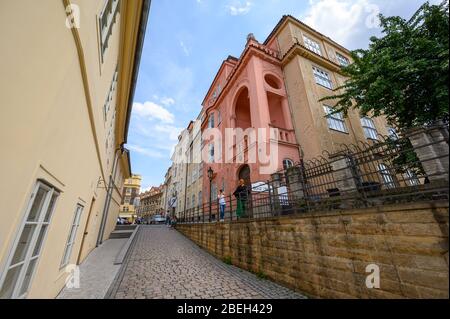 PRAGA - 20 LUGLIO 2019: Guardando su di bei vecchi edifici su una strada acciottolata a Praga Foto Stock