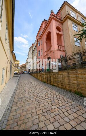 PRAGA - 20 LUGLIO 2019: Scatto verticale di bei vecchi edifici su una strada acciottolata a Praga Foto Stock