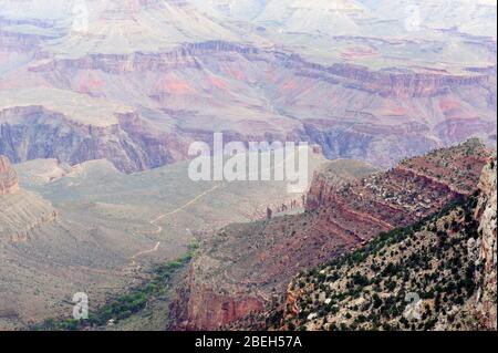 Guardando verso il Grand Canyon dal South Rim. Il sentiero Bright Angel è visibile in lontananza. Foto Stock