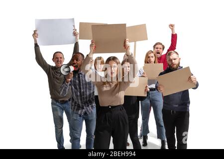 Gruppo emotivo multiculturale di persone che urlano mentre tengono in bianco cartelli su sfondo bianco. Donne e uomini che gridano, chiamano. Attivismo, cittadinanza attiva, vita sociale, protesta, diritti umani. Foto Stock