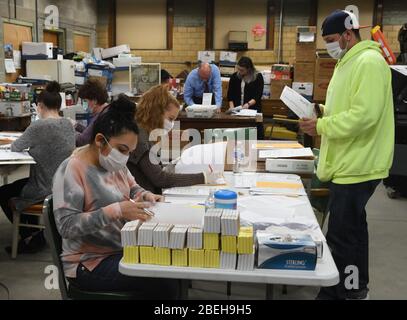 Racine, Wisconsin, Stati Uniti. 13 Aprile 2020. I voti espressi a Racine, Wisconsin durante il controverso aprile 7, le elezioni presidenziali primarie e statali del Wisconsin sono tabulati lunedì 13 aprile 2020. Ogni busta di urna è stata aperta e controllata per verificare la conformità con le leggi elettorali prima di essere alimentata in una macchina di tabulazione. La città aveva solo opzioni di voto per scrutinio di posta assentee e drive-up; non c'era il voto di persona consentito. Le elezioni si sono svolte secondo le direttive di sentenze sia del Wisconsin che degli Stati Uniti. I risultati dovevano essere annunciati lunedì scorso. (Credit Image: © Segna lui Foto Stock