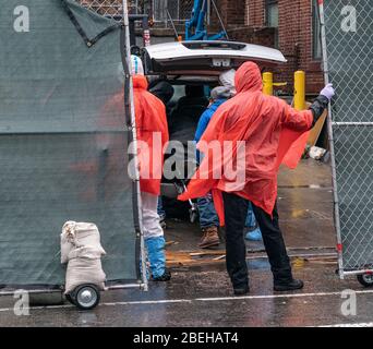 New York, Stati Uniti. 13 Aprile 2020. I lavoratori funebri e il personale ospedaliero recuperano i corpi defunti per la sepoltura in mezzo alla pandemia COVID-19 al Brooklyn Hospital Center (Foto di Lev Radin/Pacific Press) Credit: Pacific Press Agency/Alamy Live News Foto Stock