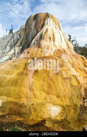 Il tumulo di Orange Spring nel Parco Nazionale di Yellowstone Foto Stock