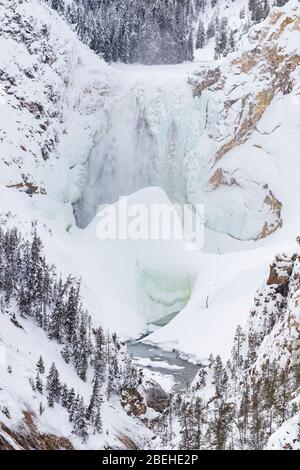 Cascate inferiori della Yellowstone durante l'inverno nel Parco Nazionale di Yellowstone Foto Stock