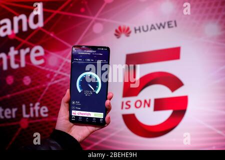 (200413) -- LONDRA, 13 aprile 2020 (Xinhua) -- Foto del file scattata il 28 gennaio 2020 mostra una Huawei 5G velocità di test del telefono cellulare in Huawei 5G Innovation and Experience Center a Londra, Gran Bretagna. Huawei è 'focalizzata sul mantenimento della Gran Bretagna connesso' e questo è 'il contributo più grande che possiamo dare' al suo sforzo nazionale contro la pandemia COVID-19, ha detto Victor Zhang, Vice Presidente di Huawei in una lettera aperta pubblicata il 13 aprile 2020. (Xinhua/Han Yan) Foto Stock