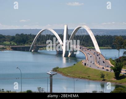 Un moderno ponte sul lago paranoa nella città di Brasilia. Foto Stock